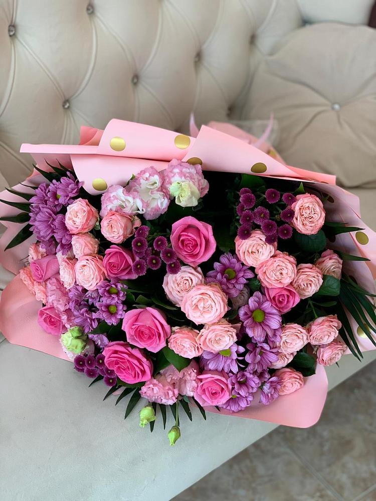 Букет цветов из: Хризантемы, Розы и Лизиантусы в Белиджи