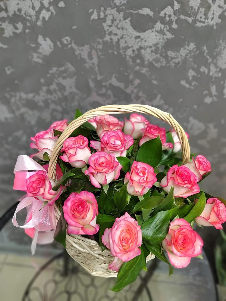 Цветочная композиция из Розы в корзине в Белиджи