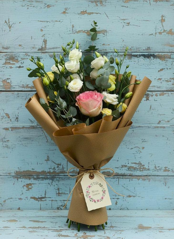 Букет цветов из: Розы и Лизиантусы в Белиджи