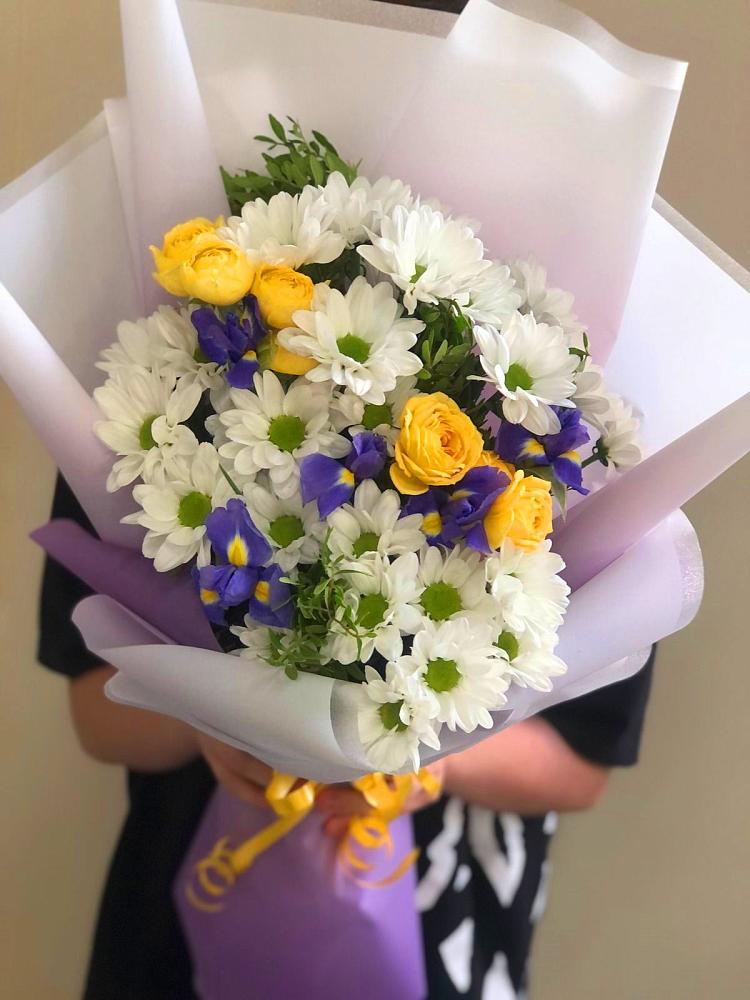 Букет цветов из: Ирисы, Хризантемы и Розы в Белиджи