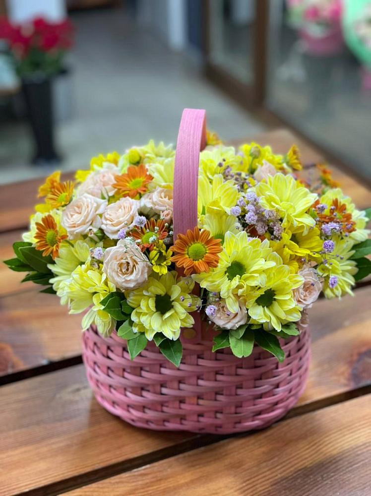Цветочная композиция из Хризантемы и Розы в корзине в Белиджи
