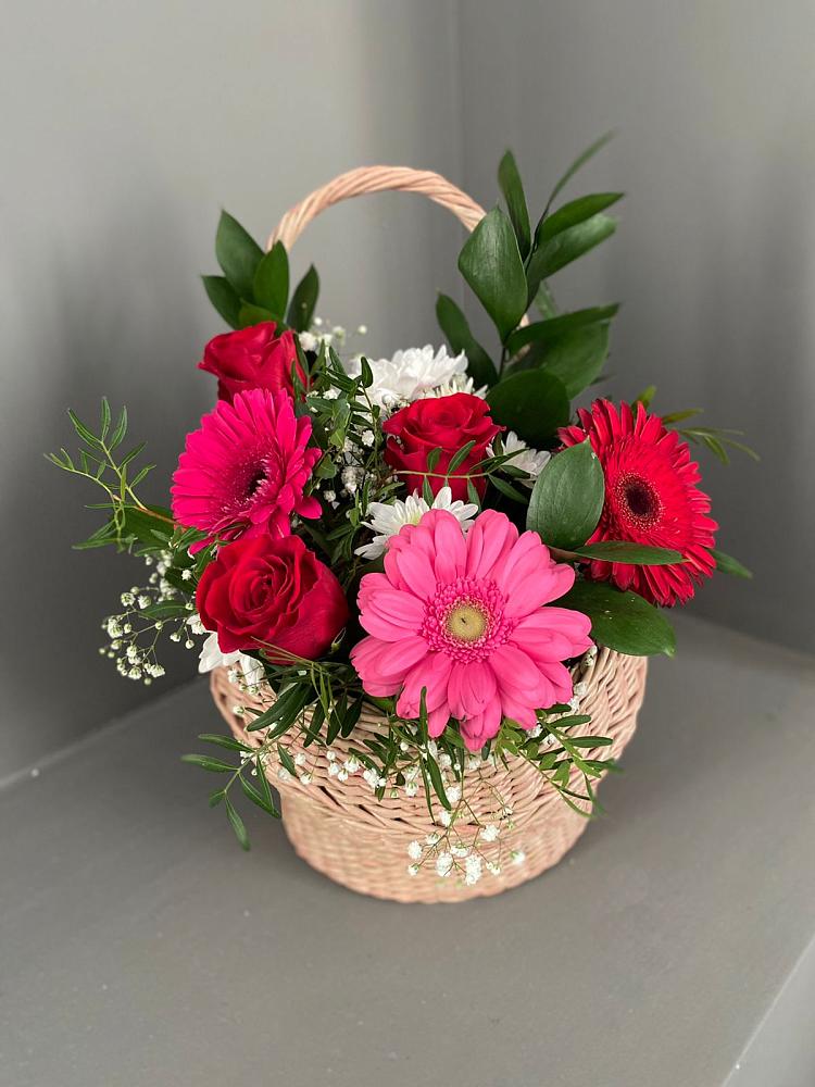 Цветочная композиция из Розы, Хризантемы и Герберы в корзине в Белиджи