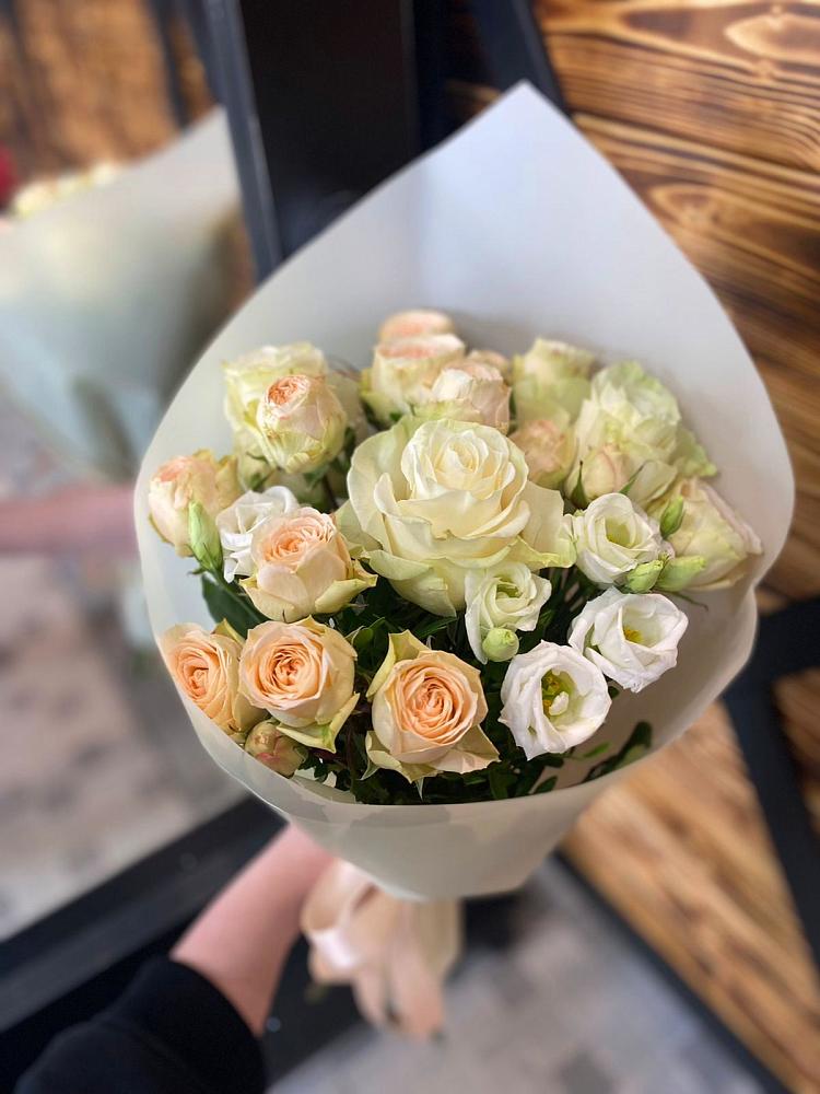 Букет цветов из: Розы и Лизиантусы в Белиджи