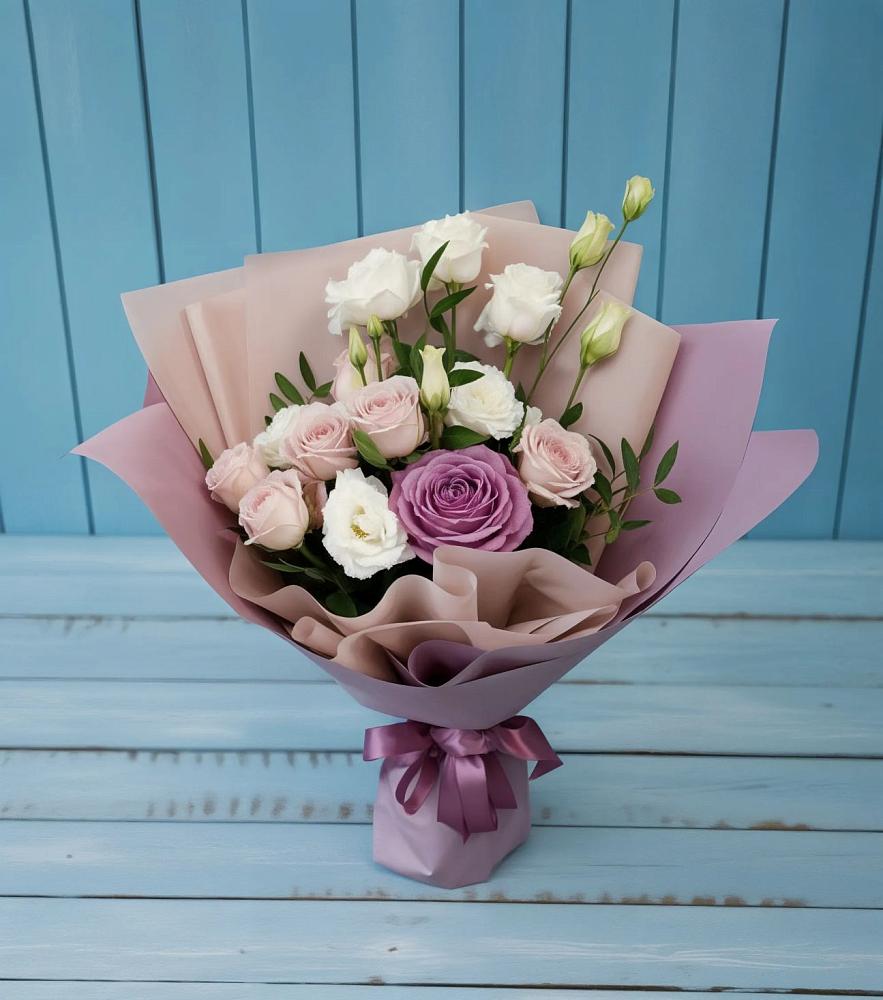 Букет цветов из: Розы и Лизиантусы в Белиджи